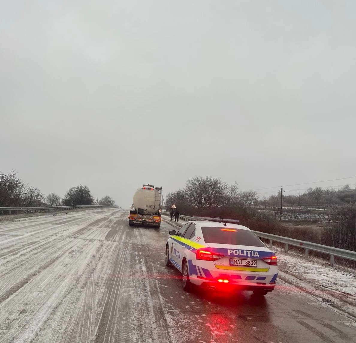 Drum din Greblești blocat din cauza ghețușului
