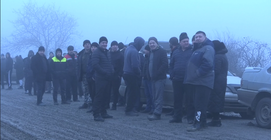 oameni care protestează