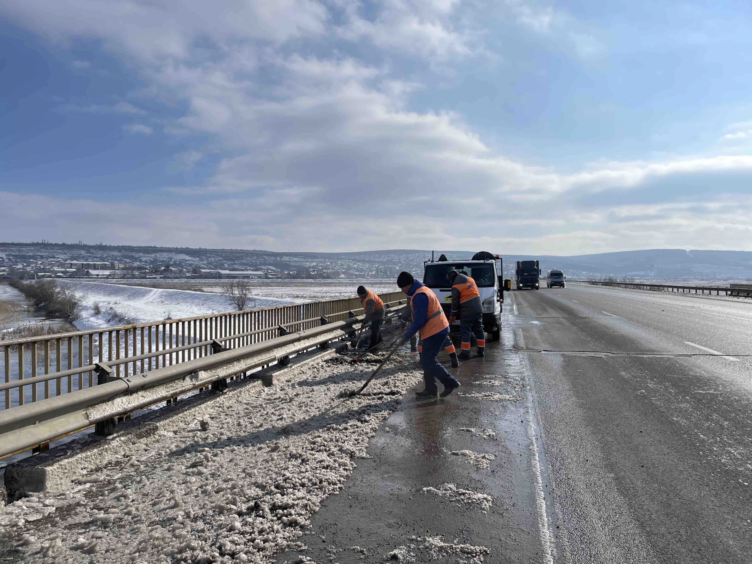 Plombări cu asfalt rece pe drumurile afectate de gropi