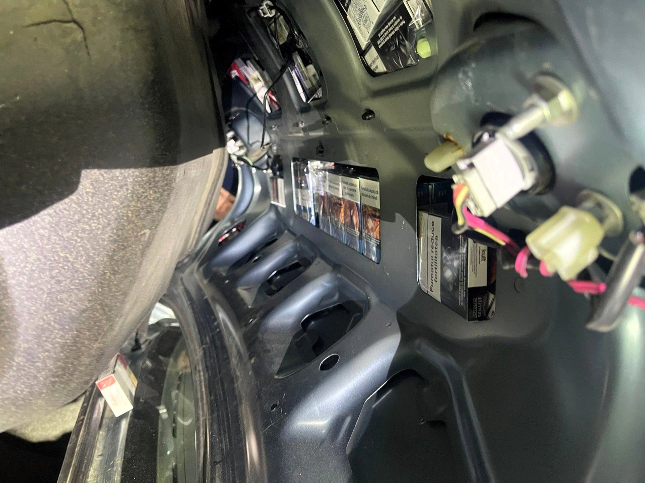 Țigări ascunse în mașină