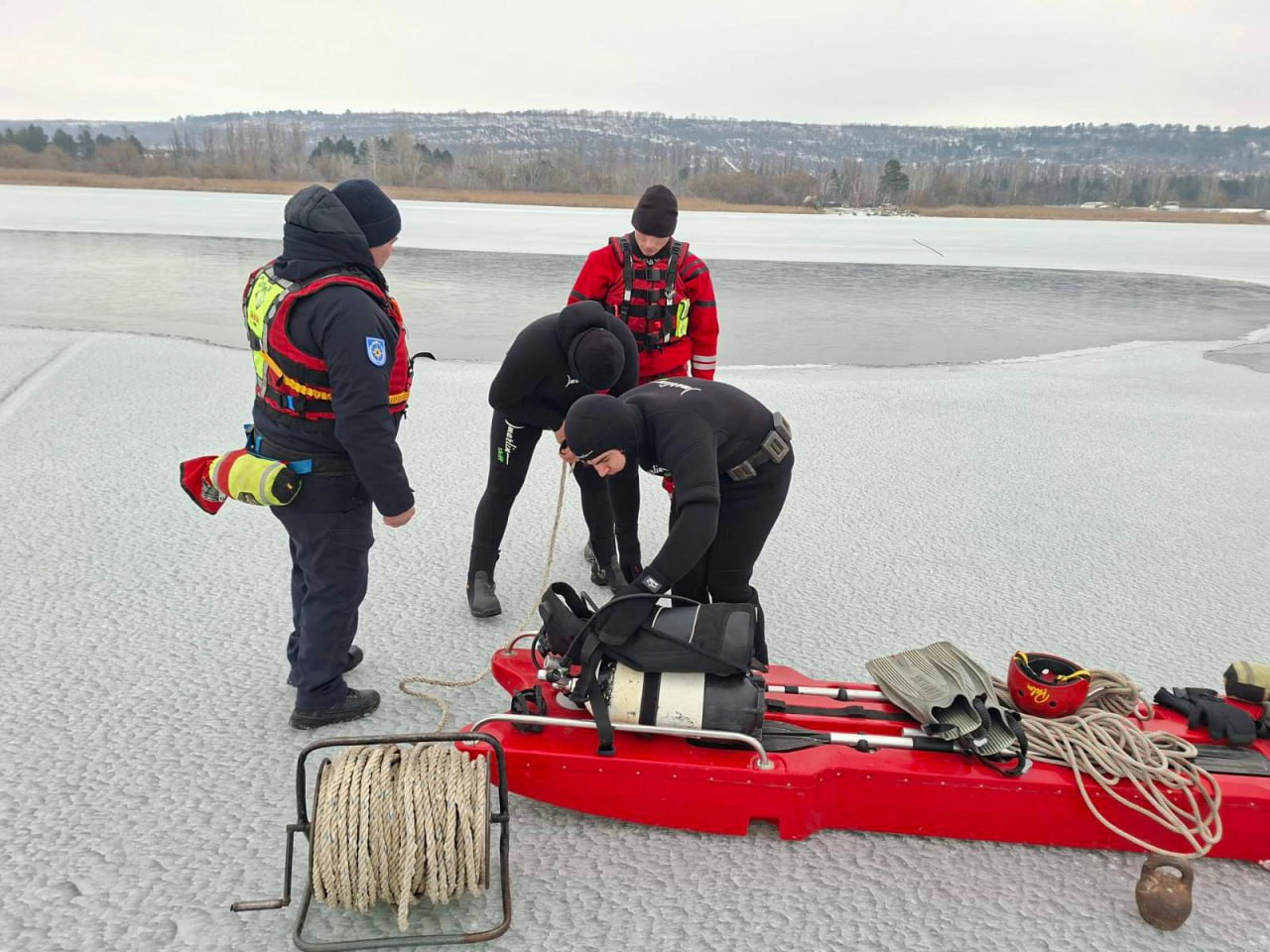 Intervenția scafandrilor pe lacul Ghidighici