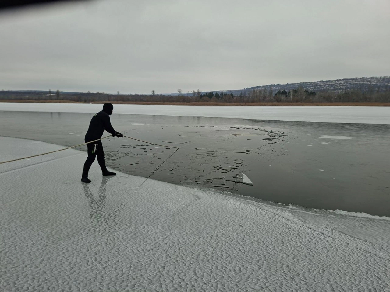 Intervenția scafandrilor pe lacul Ghidighici