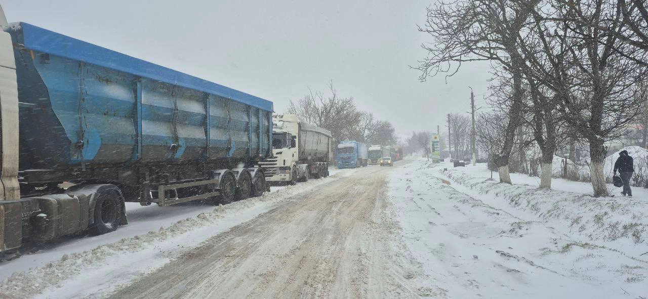 Camioane staționate la Slobozia Mare - Giurgiulești