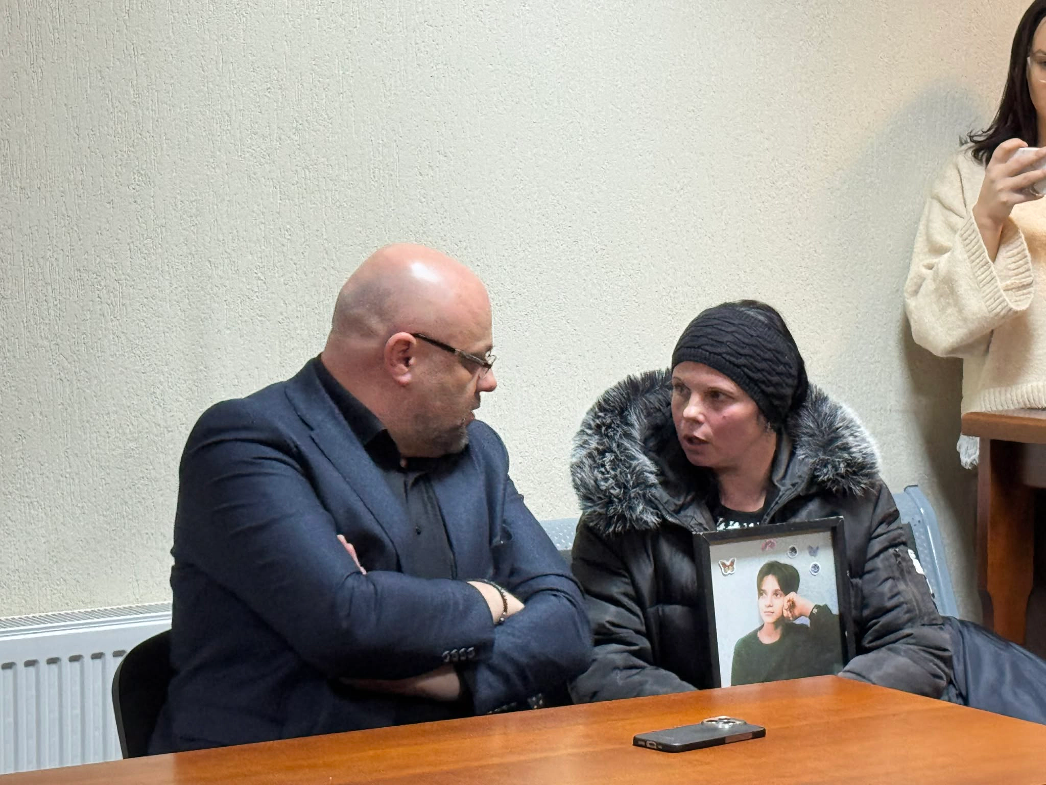 Mama adolescentului lovit mortal a venit la Judecătorie cu imagina copilului