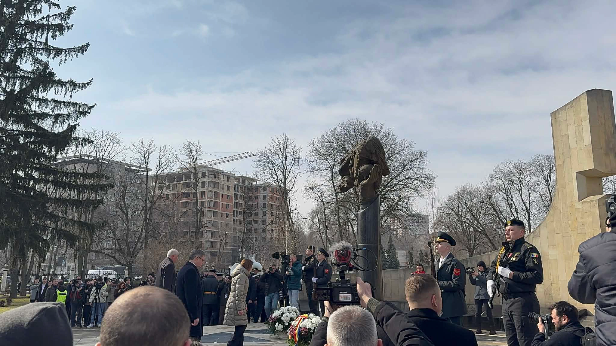 Se depun flori la monumentul „Maica Îndurerată”