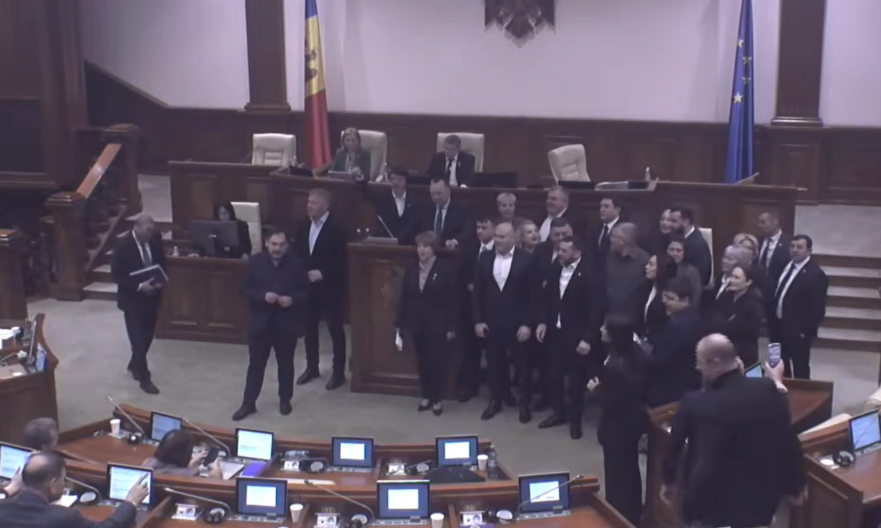 Deputații din opoziție la tribună