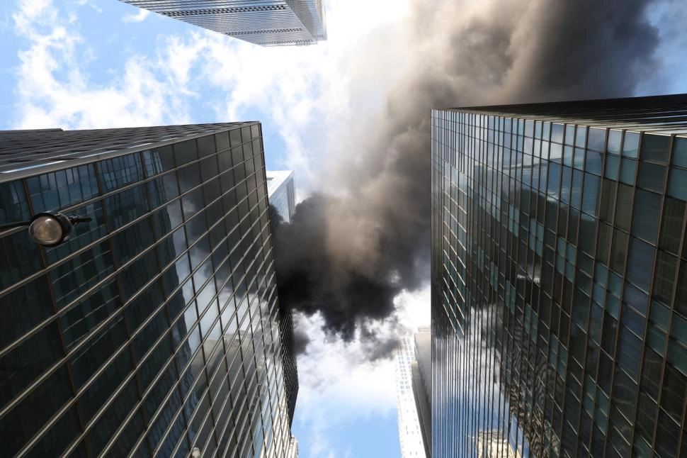 Incendiu puternic într-un zgârie-nori din Manhattan