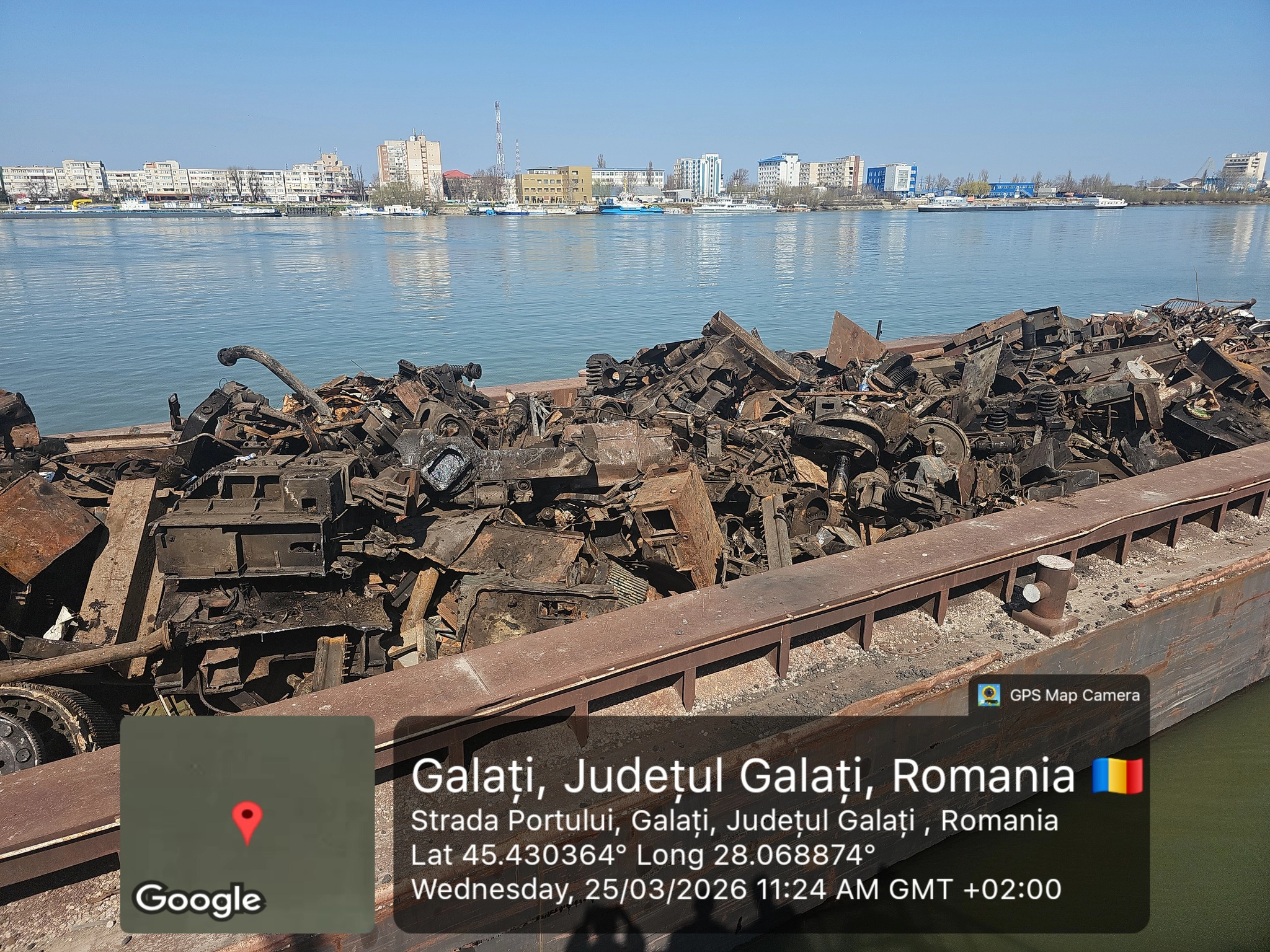 Barjă cu deșeuri