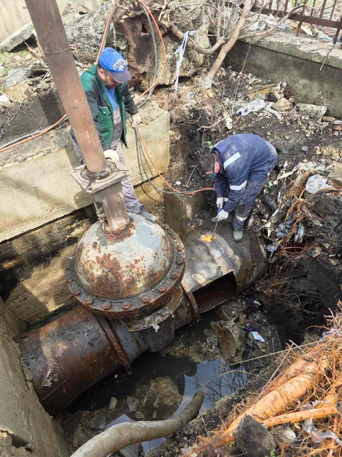 Muncitorii Apă-Canal lucrează pentru a remedia problema