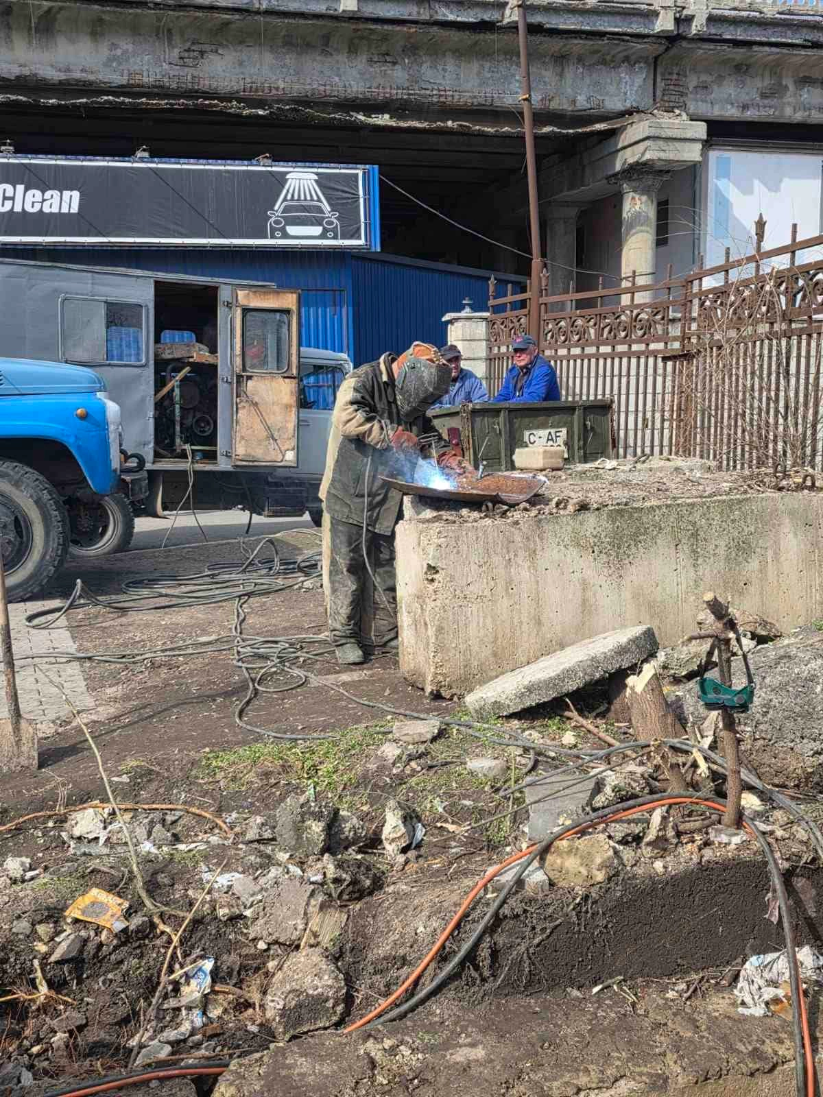 Muncitorii Apă-Canal lucrează pentru a remedia problema