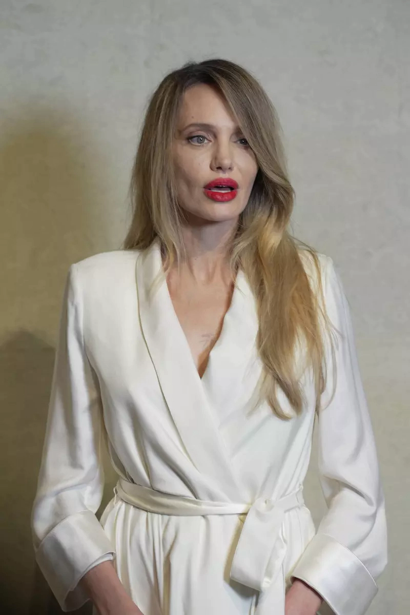  Angelina Jolie 