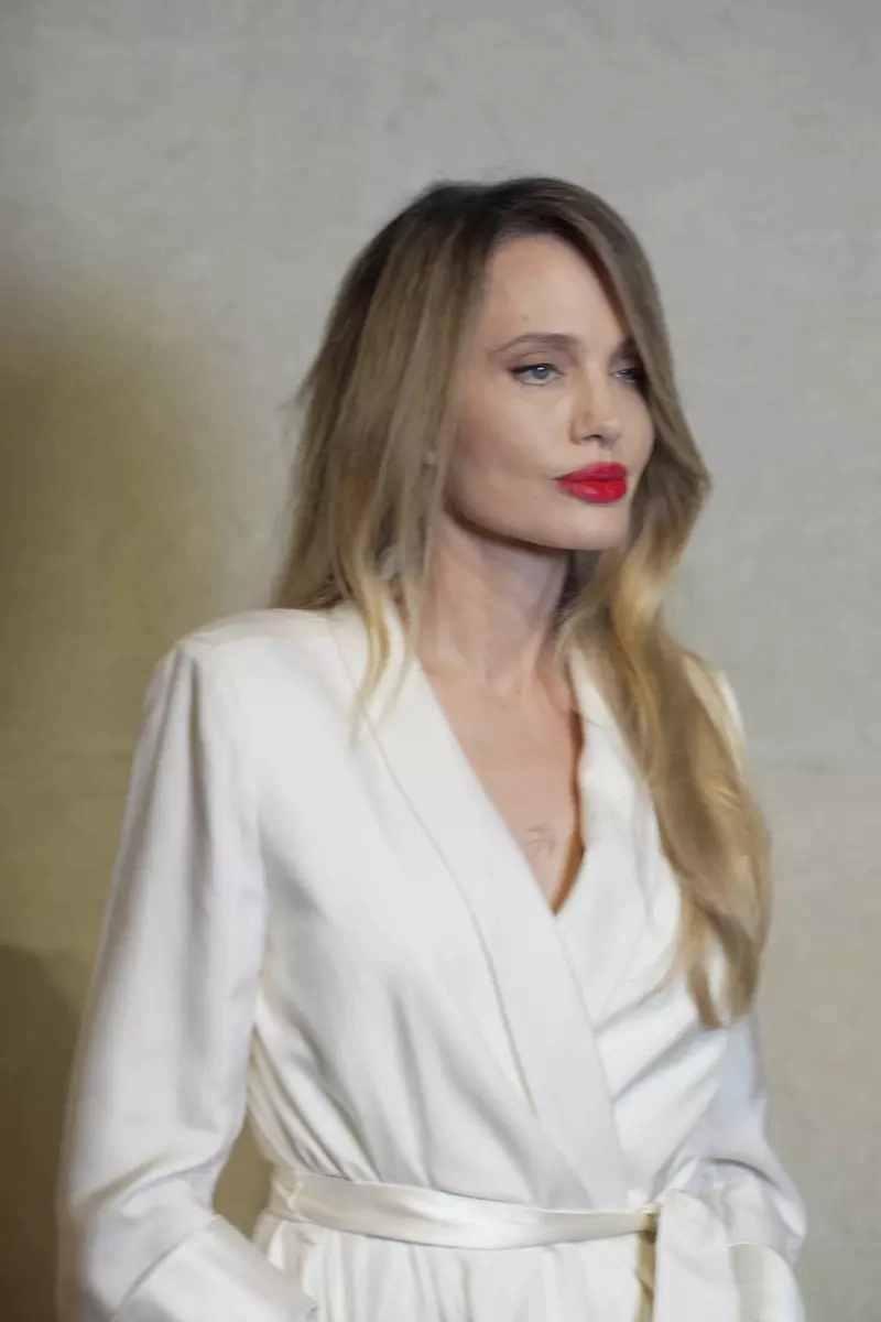  Angelina Jolie 