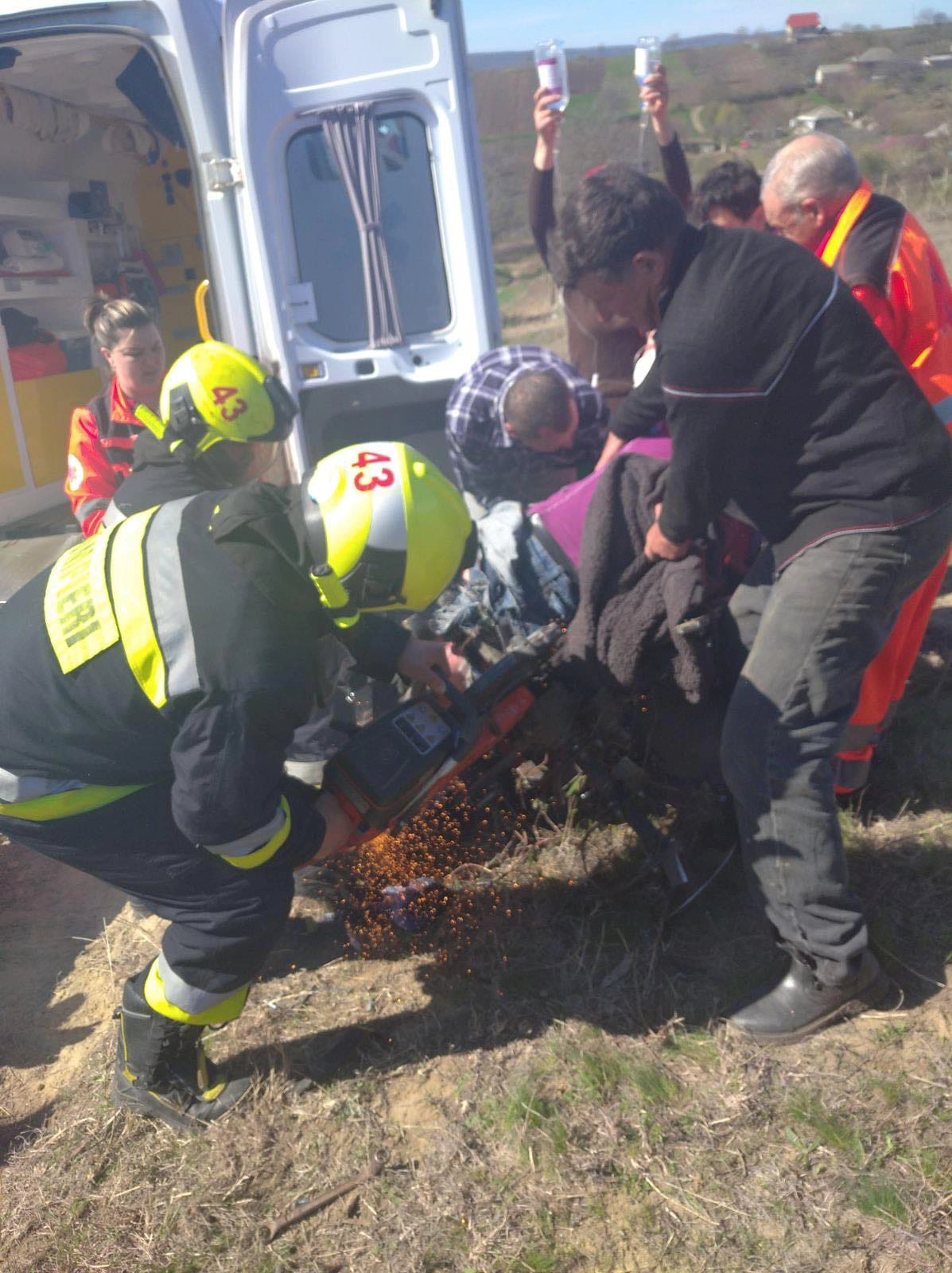 Salvatorii scot o persoană blocată în fiarele unui motocultor