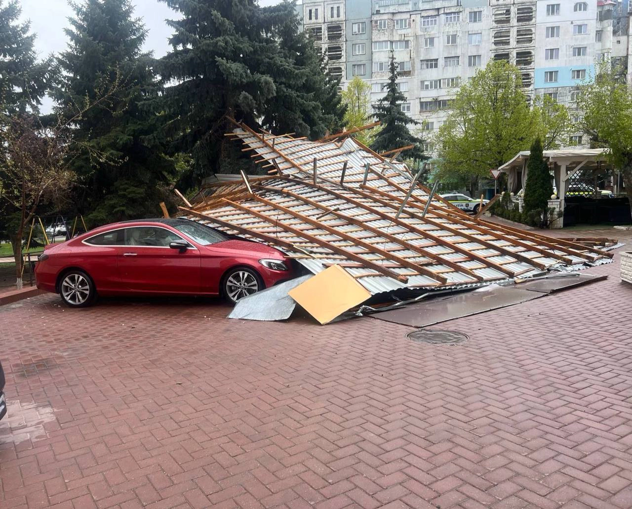 Acoperiș doborât peste mașini