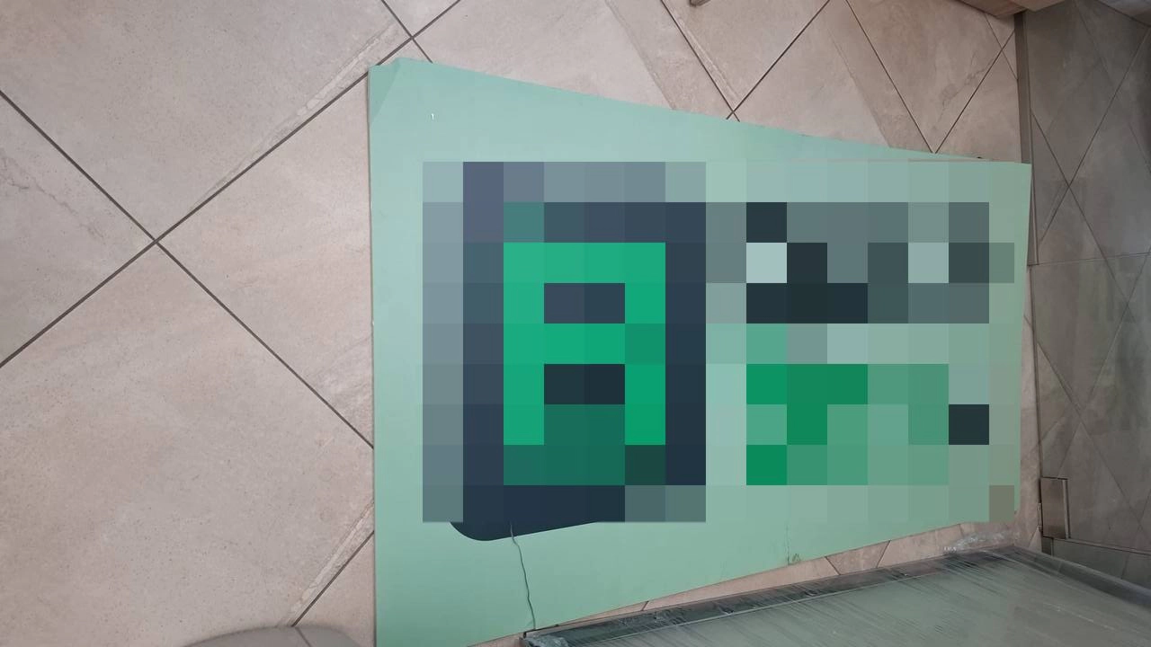 Panou publicitar căzut