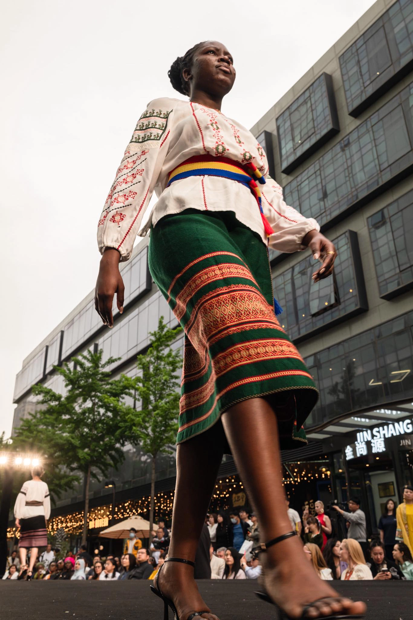 „World Weave – Fashion Weaves the World as One”