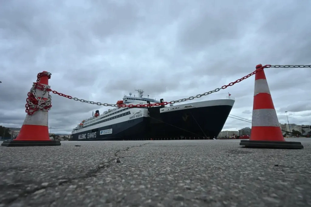 Nave ancorate în porturi
