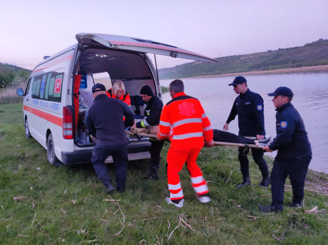 Femeia preluată de ambulanță