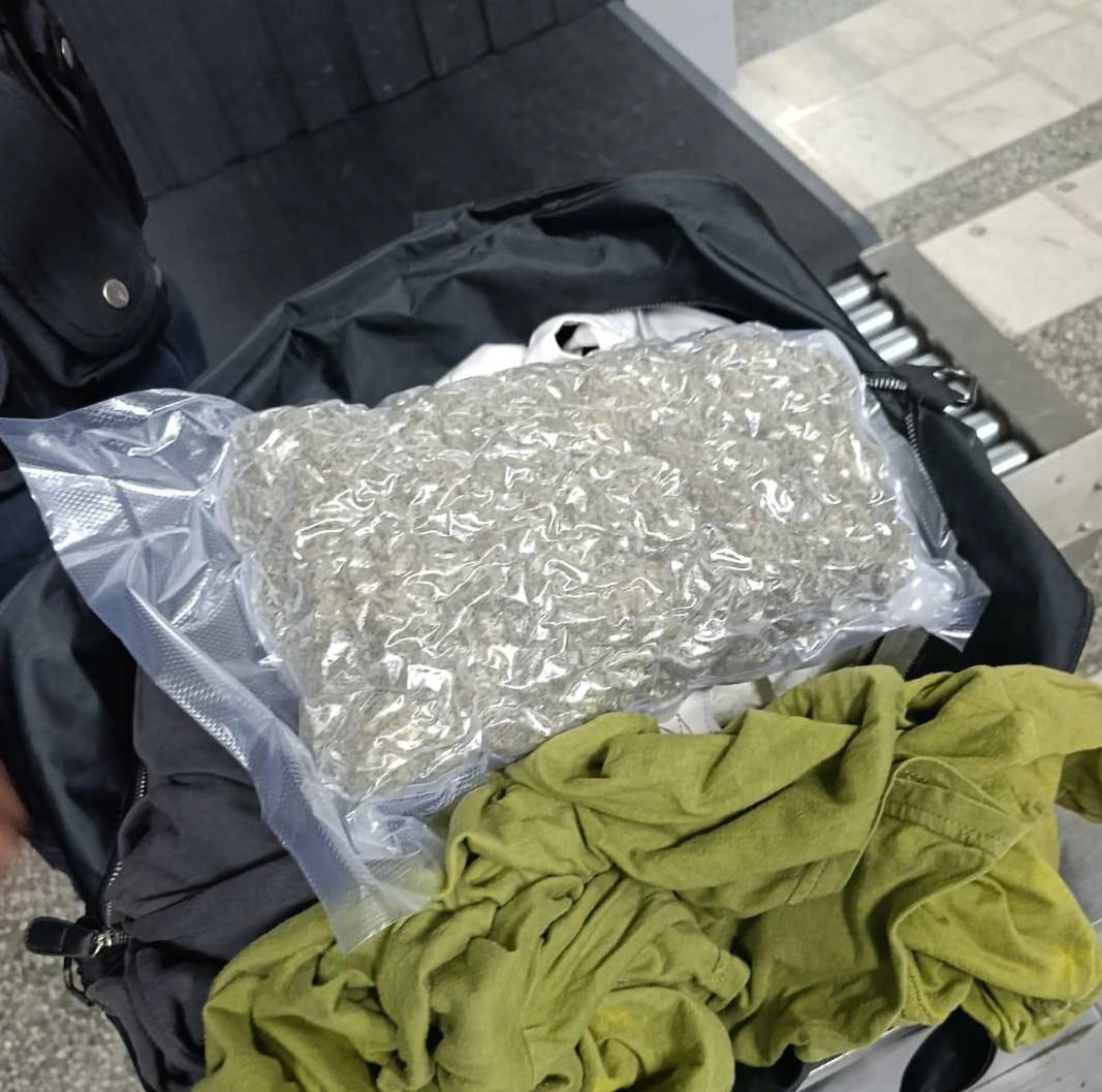 Droguri depistate în geantă