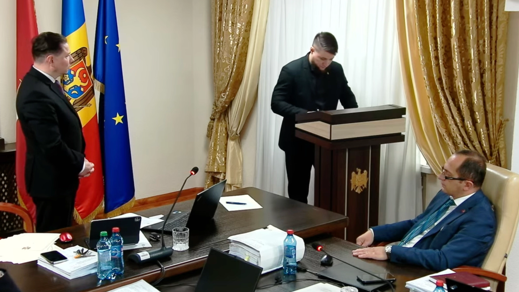 Judecător depune jurământul