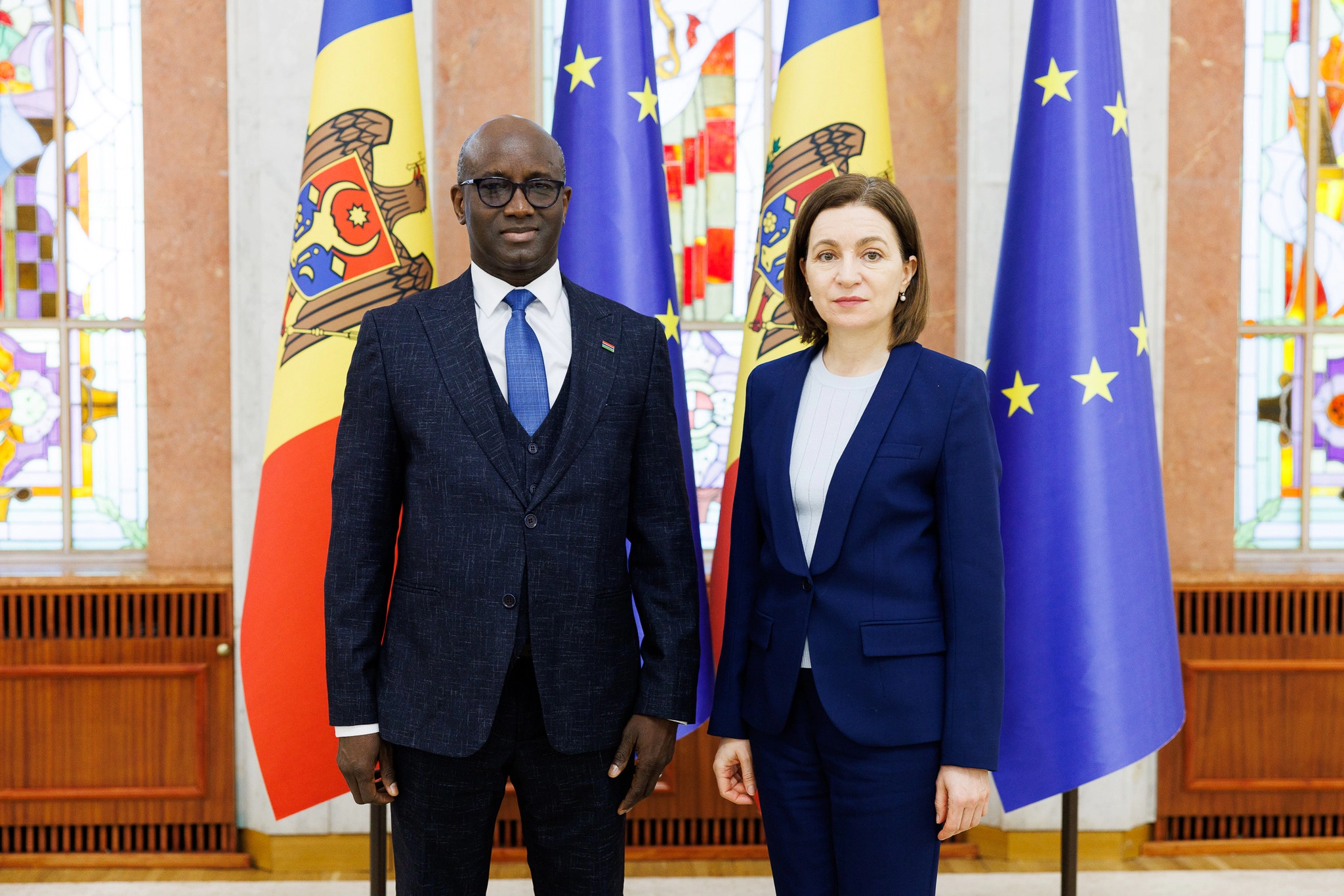 Ambasador acreditat și președintele țării