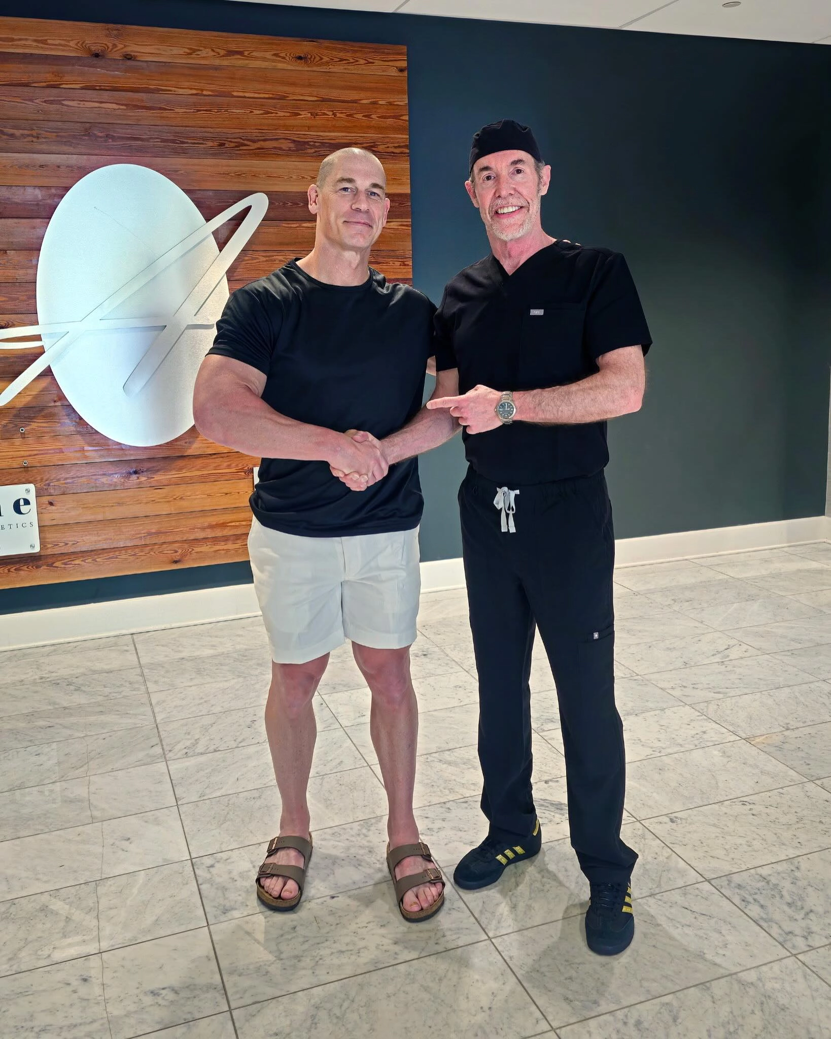 John Cena alături de medicul Dr. Ken Anderson