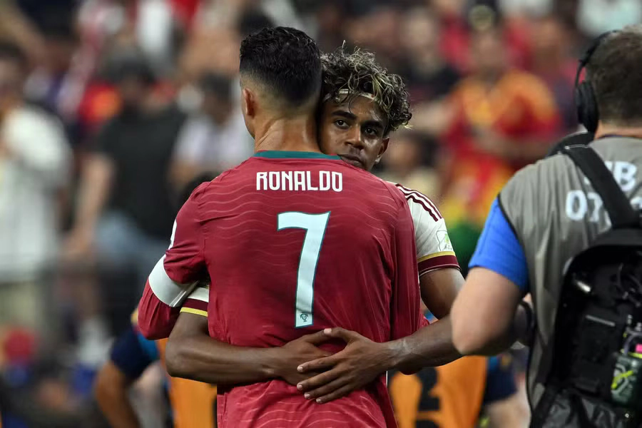 Cristiano Ronaldo și Lamine Yamal