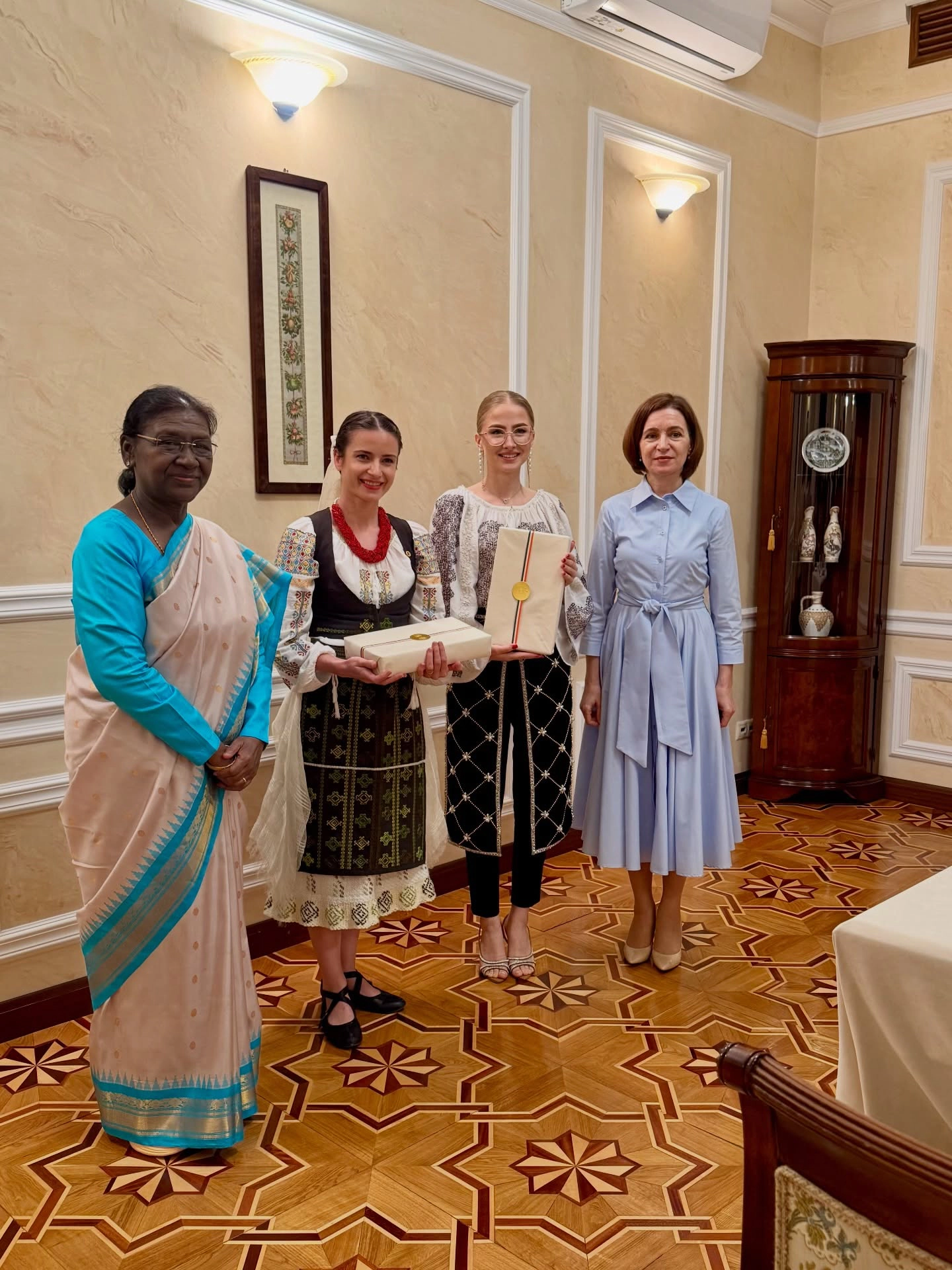 Președintele Indiei, Droupadi Murmu, alături de Stela Botez, Adriana Babin și Președintele Republicii Moldova, Maia Sandu