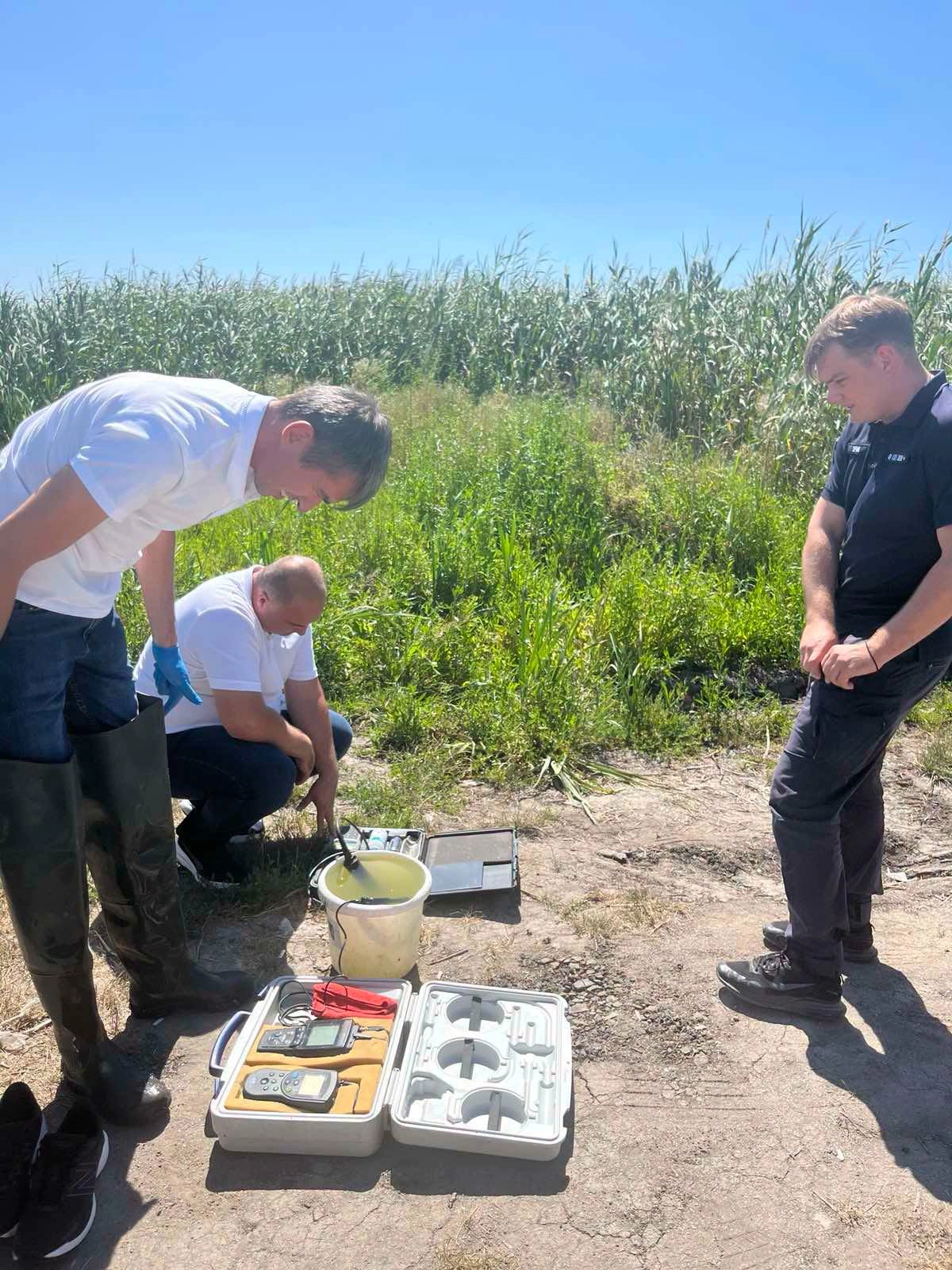 Inspectori de mediu prelevează probe
