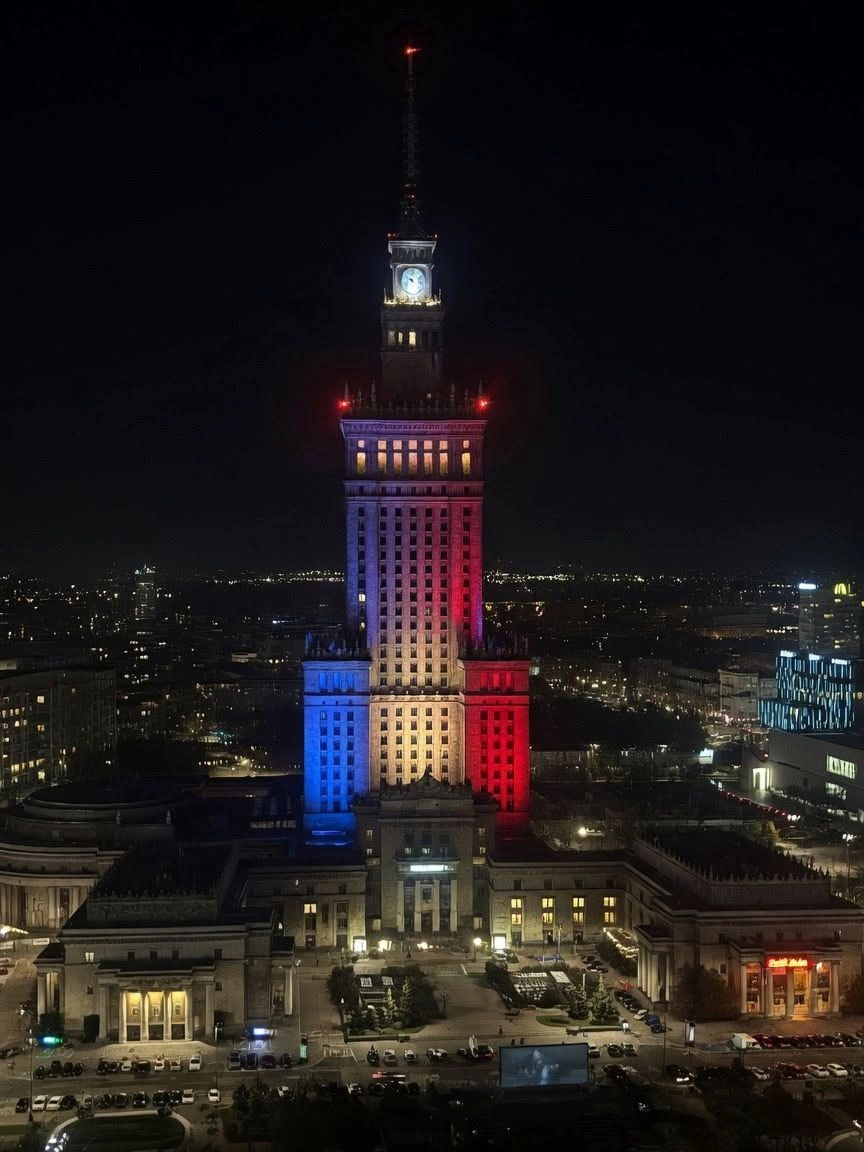 Tricolorul Moldovei pe clădirea Palatului Culturii și Științei din Varșovia