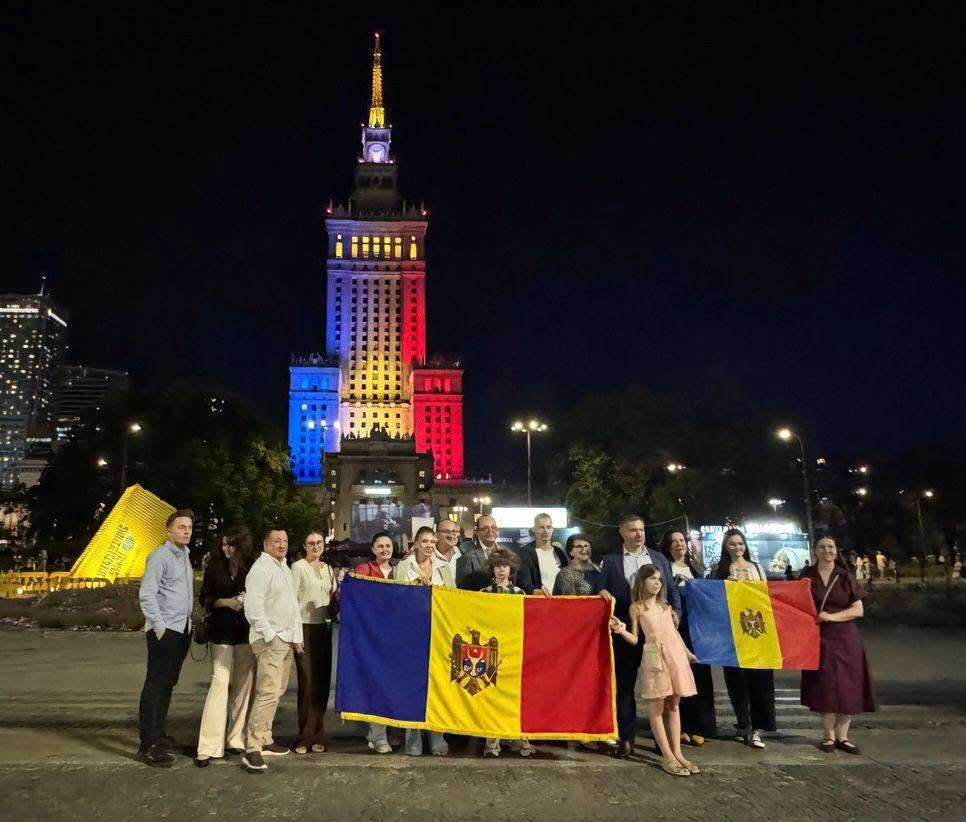 Tricolorul Moldovei pe clădirea Palatului Culturii și Științei din Varșovia
