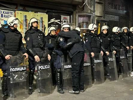 Au îmbrățișat polițiștii